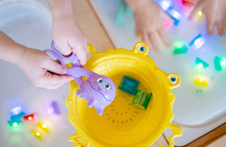 Glo Pals, Zestaw zabawek Glo Pals 5w1 rozwijających motorykę małą