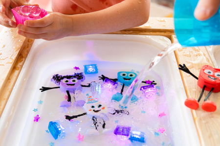 Glo Pals, Postać do kąpieli Lumi - zestaw z dwiema kostkami sensorycznymi świecącymi w wodzie