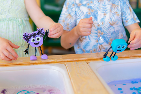 Glo Pals, Postać do kąpieli Lumi - zestaw z dwiema kostkami sensorycznymi świecącymi w wodzie